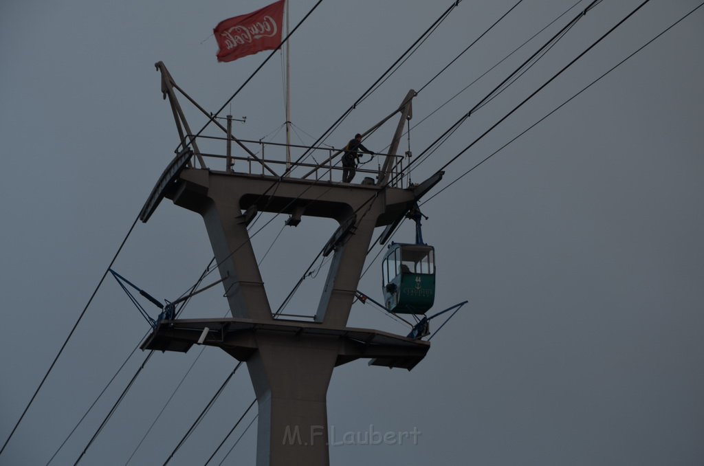 Einsatz BF Hoehenretter Koelner Seilbahn Hoehe Zoobruecke P2099.JPG